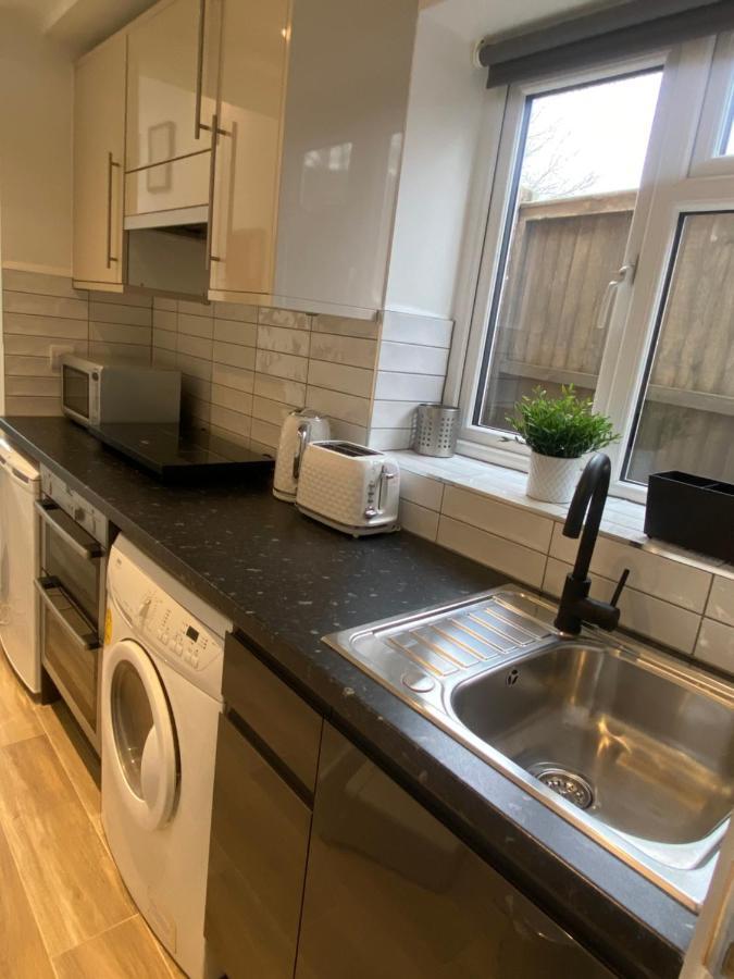 Lovely And Modern Studio Apartment. Borehamwood Eksteriør billede