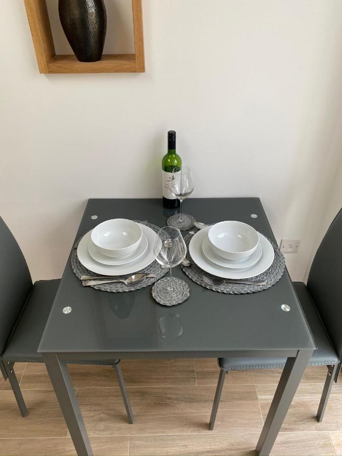 Lovely And Modern Studio Apartment. Borehamwood Eksteriør billede