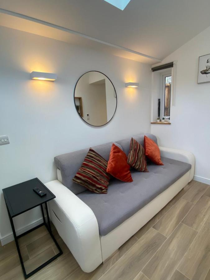Lovely And Modern Studio Apartment. Borehamwood Eksteriør billede