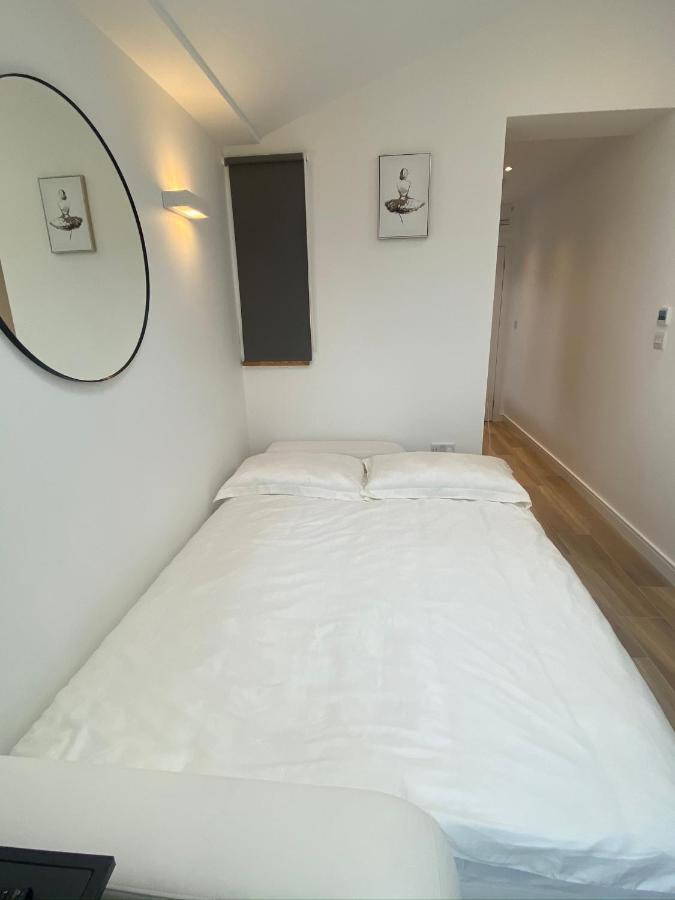 Lovely And Modern Studio Apartment. Borehamwood Eksteriør billede