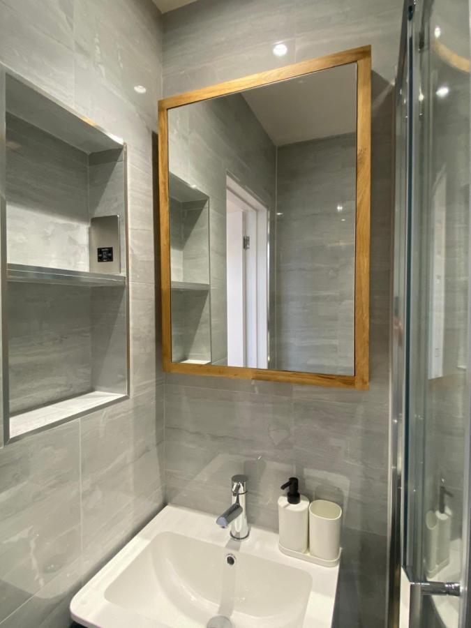 Lovely And Modern Studio Apartment. Borehamwood Eksteriør billede
